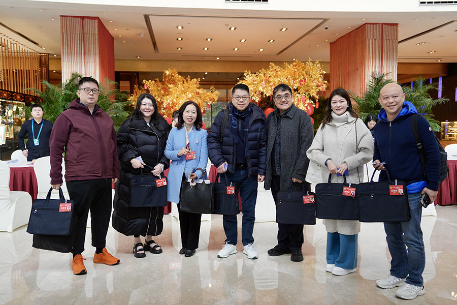 丽笙世嘉酒店港澳委员一起报到。廖文豪摄