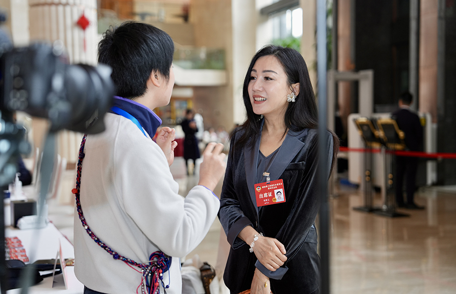 丽笙世嘉酒店——港澳委员在报到时接受记者采访。廖文豪摄
